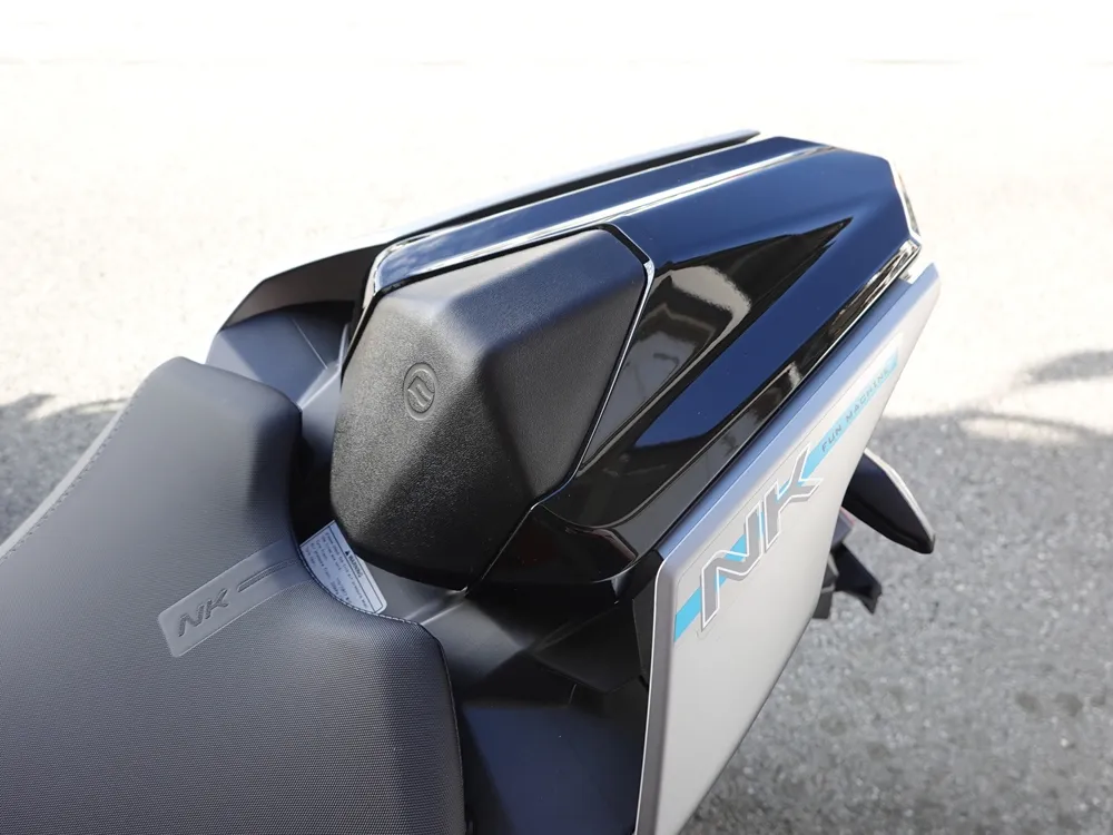 CFMoto Soziussitzabdeckung Renn Optik schwarz - NK 125 2025- - CF-6KMV-803000-B000