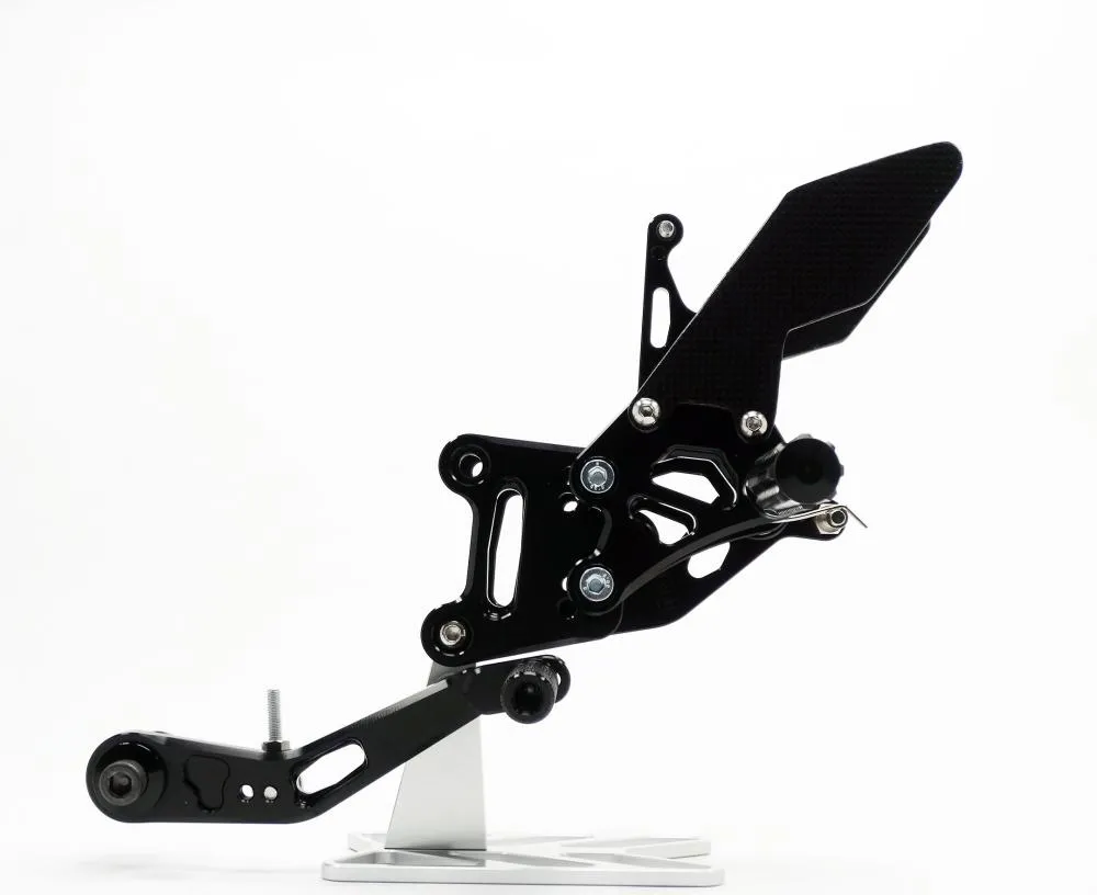 TMP_Fussrastenanlage_Suzuki_GSX_R_1000_2017_linke_ansicht TMP Racing Fußrastenanlage Factory schwarz Suzuki GSX-R 1000 /R 2017-