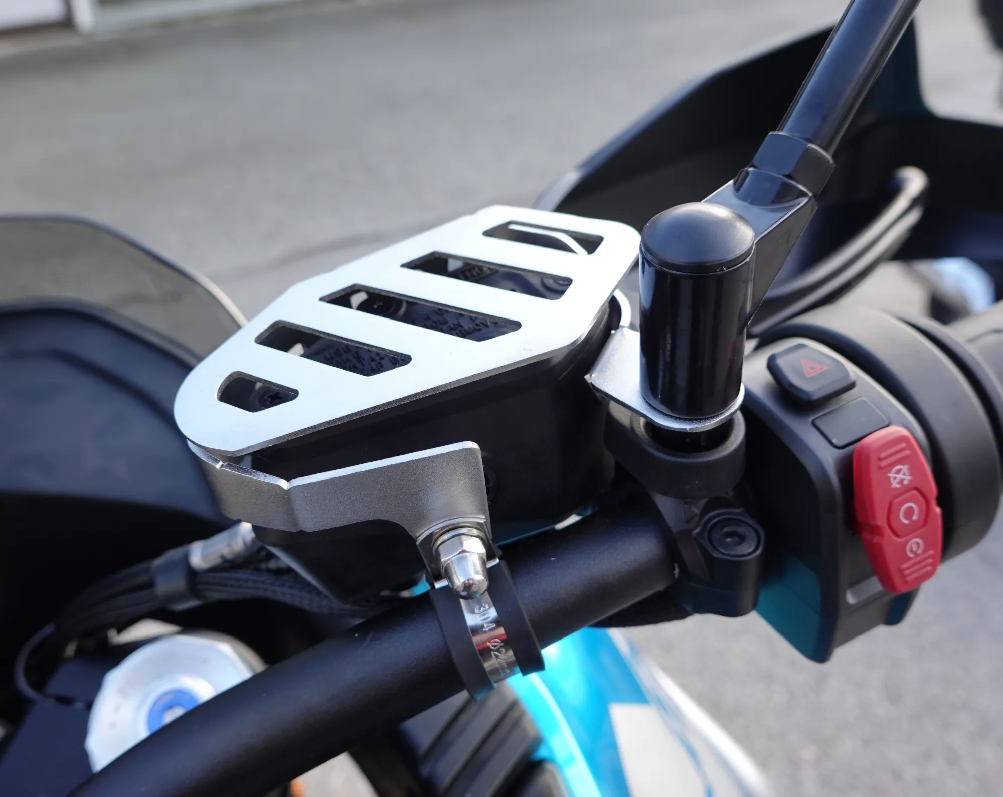 CFMoto Schutz Ausgleichbehälter vorne am Lenker - MT 800 / MT-X 800 - CF-6WWV-802300-5000