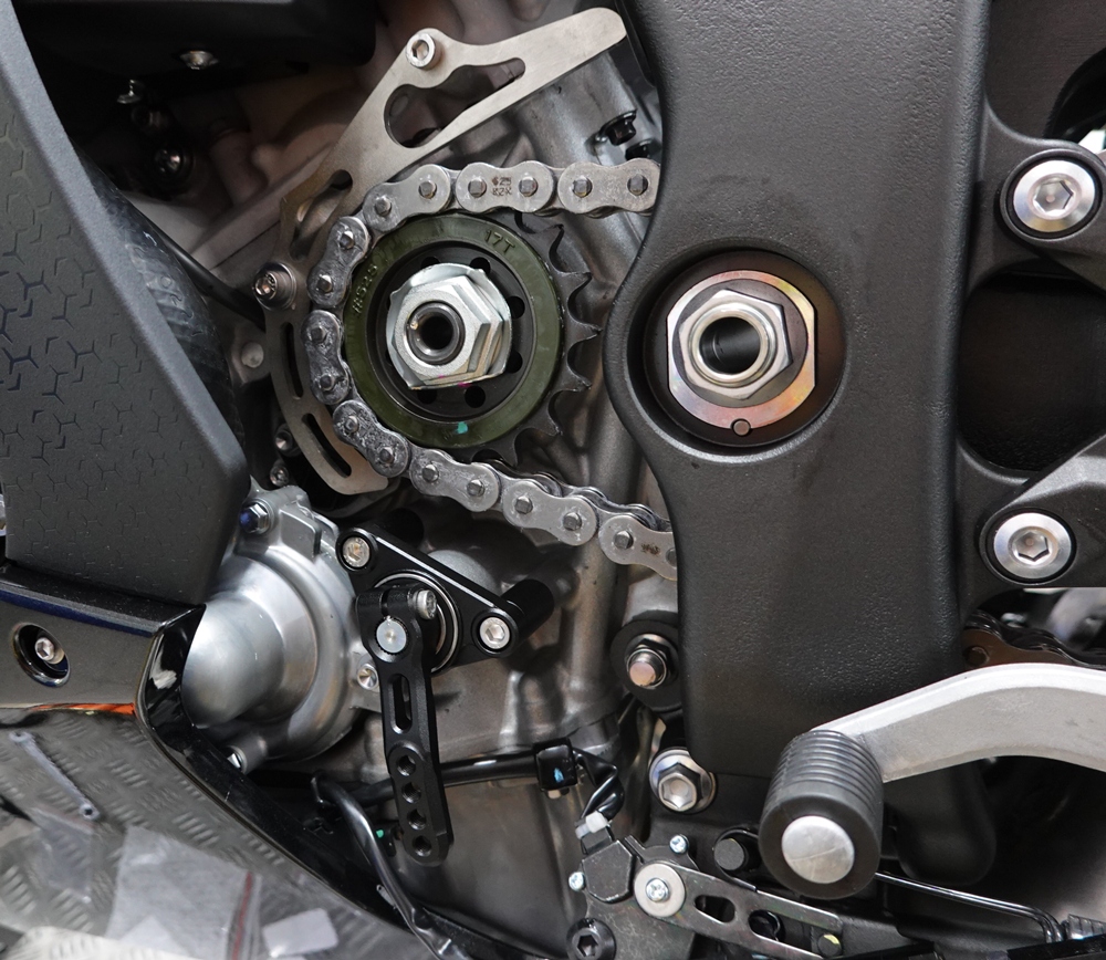 TMP Schaltwellenabstützung schwarz - Kawasaki ZX10R /RR Ninja 2011-26