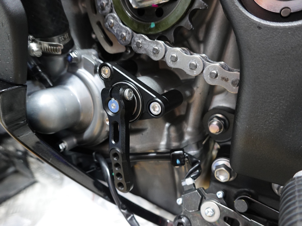TMP Schaltwellenabstützung schwarz - Kawasaki ZX10R /RR Ninja 2011-26